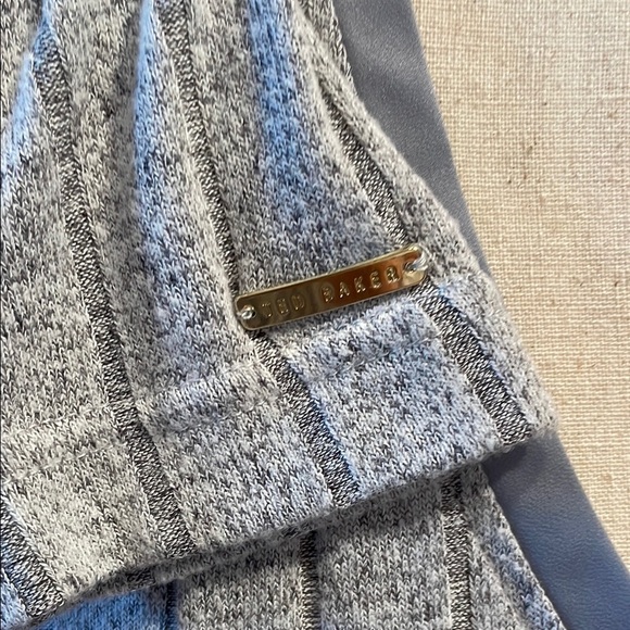 TED BAKER Chic Gray V-Neck Sweater with Stripes Sz Sm - Picture 4 of 7